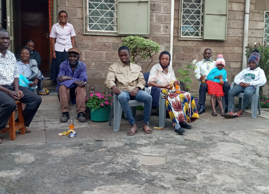 Vicino a Kamande, Sophia e Leah e alle suore di Mathare